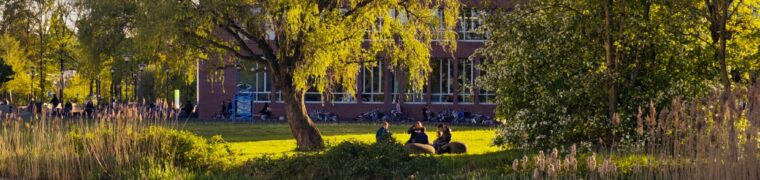Strudents chilling in front of Forum, WUR